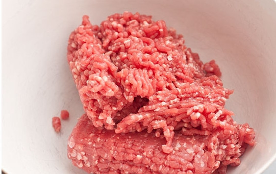 1. Этап. Диетические котлеты из говядины: 1. Диетические котлеты из говядины в домашних условиях лучше начинать с приготовления фарша, тогда вы точно будете уверены в его качестве. Говядину лучше выбрать максимально нежирную и перекрутить мясо на мясорубке.