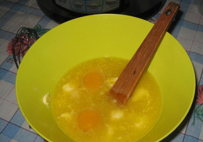 1. Этап. Пирог со смородиной в мультиварке: Теперь разбиваем яйца и перемешиваем все при помощи венчика.