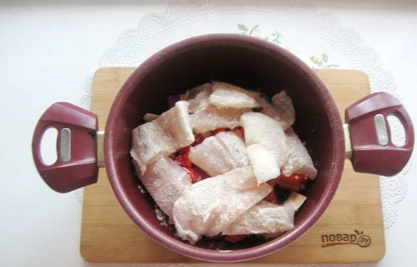 1. Этап. Рыбное соте: Кусочки рыбного филе обваляйте в муке и выложите в кастрюлю с овощами.