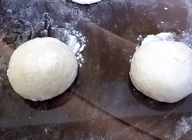 1. Этап. Открытые пирожки Ладья: Разделите тесто на порции, в зависимости от желаемого размера пирожков и сформируйте шарики.