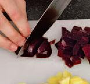 1. Этап. Салат из сельди: Картофель и свеклу отварить не удаляя кожицу. После готовности очистить от кожуры и порезать средними кубиками.