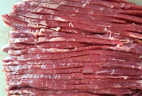 1. Этап. Вяленое мясо к пиву: 2. Острым ножом нарежьте мясо тонкими полосочками вдоль волокон (можно и поперек, но тогда готовое мясо может разваливаться немного).