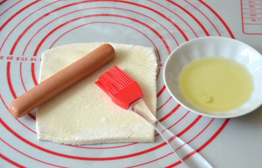 1. Этап. Сосиски в тесте Гусеницы: Раскатайте тесто до размера сосиски, смажьте яичным белком.