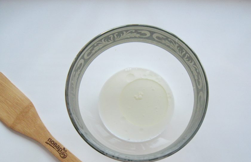 1. Этап. Пончики Бомболони: Влейте теплое молоко. Добавьте соль, сахар и подсолнечное масло.