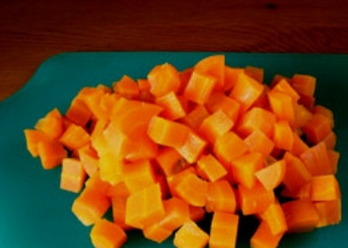 1. Этап. Салат Охотничий с колбасками: Отваренную и остывшую морковь очистим и нарежем кубиками.