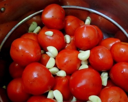 1. Stage. Five-day tomatoes: Rinse and pierce the tomatoes with a fork in several places. Fold in a saucepan and sprinkle with peeled garlic.