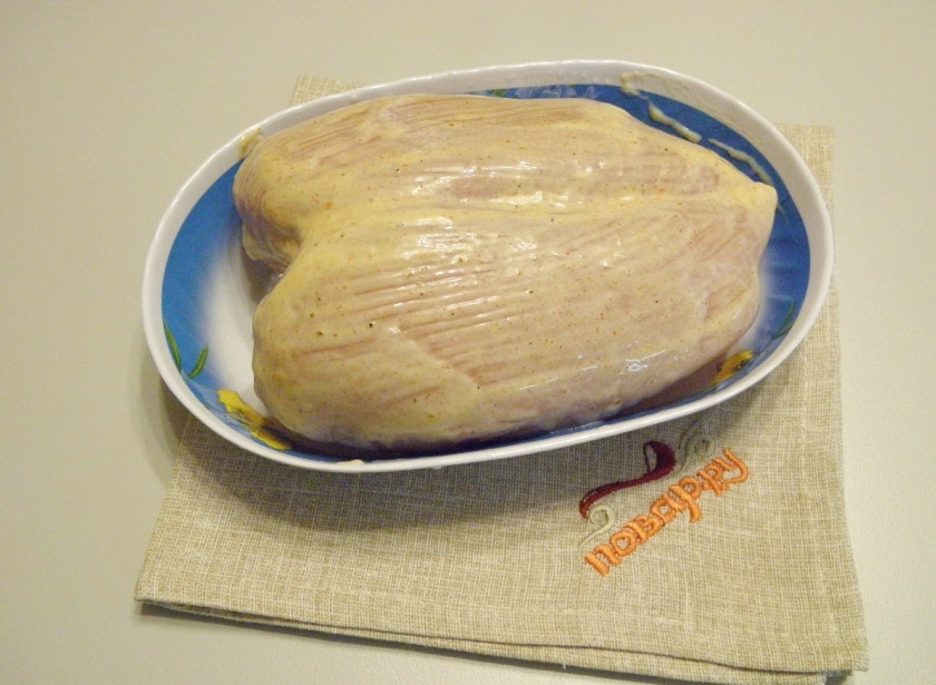 1. Этап. Куриная грудка на пару в мультиварке: Смажьте куриную грудку со всех сторон и оставьте мариноваться на 30-40 минут. Накройте посудину с грудкой, чтобы мясо не заветрилось.