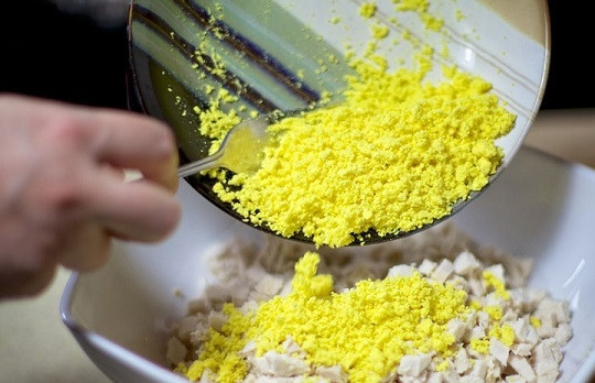 1. Этап. Куриный салат с грибами: 8. Разомните вилкой желтки, добавьте их к филе.