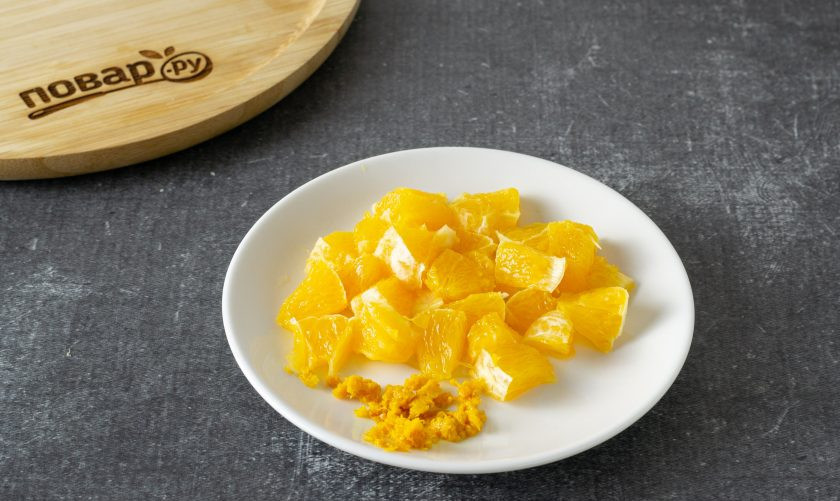 1. Этап. Варенье из тыквы с апельсином и курагой: С апельсина снимите цедру, затем очистите от кожуры, а мякоть порежьте на маленькие ломтики. Косточки удалите.