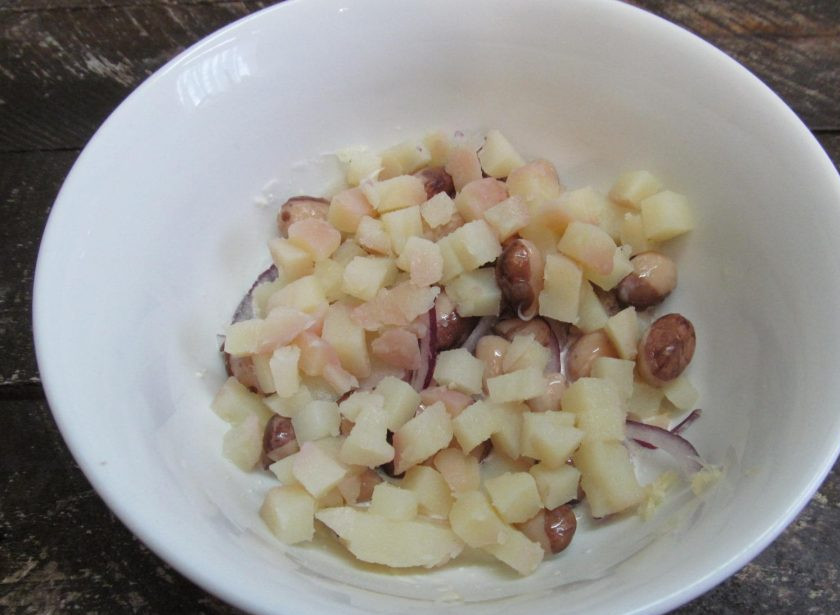 1. Этап. Салат Цада: Картофель сварите в мундире, почистите и нарежьте мелким кубиком.