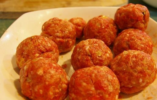 1. Этап. Цеппелины: Из фарша сделайте небольшие шарики.