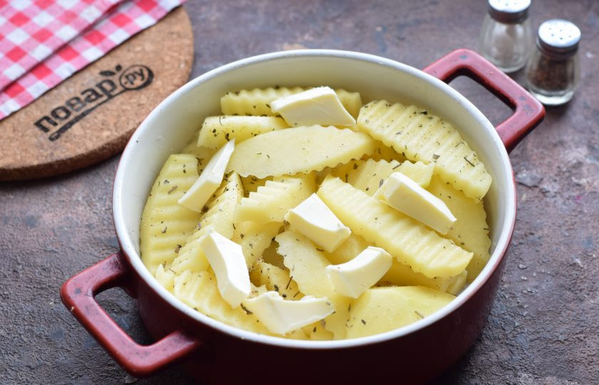 1. Этап. Картошка с базиликом в духовке: Переложите картофель в форму, добавьте кусочки сливочного масла.