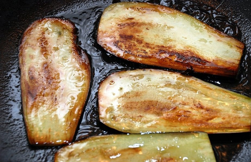 1. Этап. Печень с баклажанами: Обжариваем баклажаны на оливковом масле с двух сторон. Как только баклажан покрылся красивой золотистой корочкой, сразу же его переворачиваем. Очень важно не пережарить эти овощи!