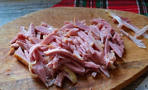 1. Этап. Салат Новогодние россыпи: Голень нарезать тонкими полосками, удалив сухожилия.