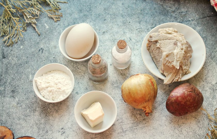 1. Этап. Кропкакор: Подготовьте все необходимые ингредиенты для приготовления кропкакора. Картофель и репчатый лук почистите и вымойте.