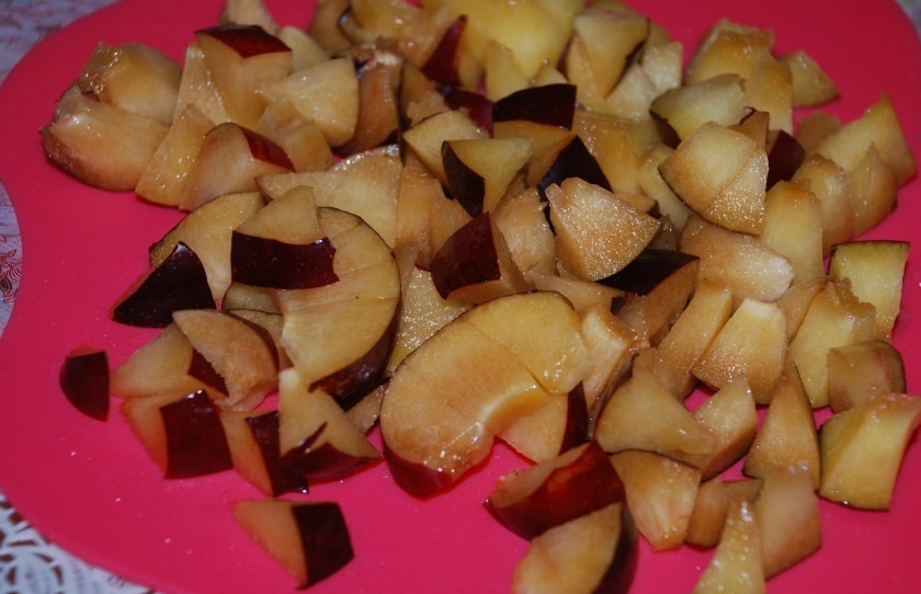 1. Этап. Сладкий пирог на скорую руку: И теперь нарезаем на небольшие кубики.