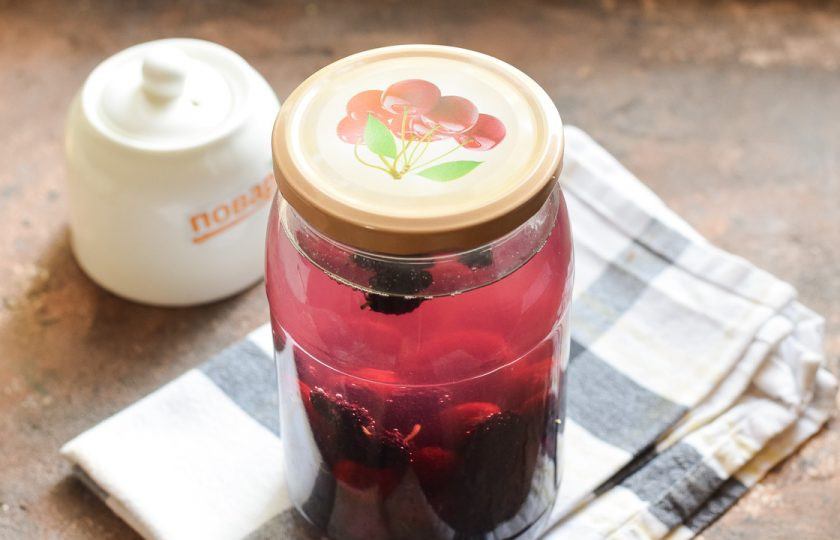 1. Этап. Компот из вишни и шелковицы на зиму: Банку герметично закатайте стерильной крышкой, поставьте дном вверх. Укройте заготовку теплым пледом или одеялом, оставьте на 24 часа в покое. Спустя указанное время перенесите заготовку в кладовку.