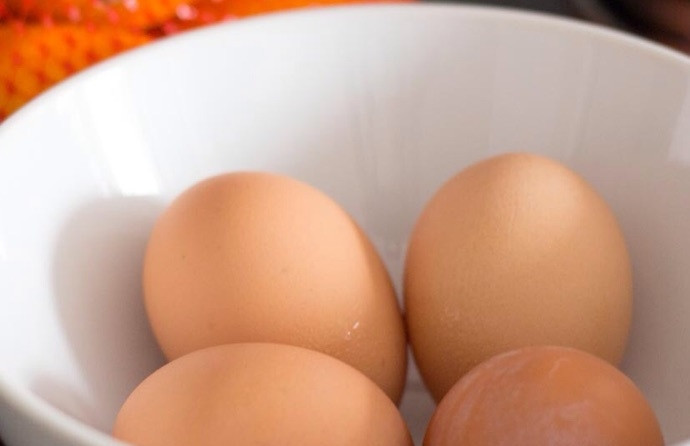 1. Этап. Чизкейк с желе: 4. Введите по одному куриные яйца, хорошенько перемешивая после каждого.