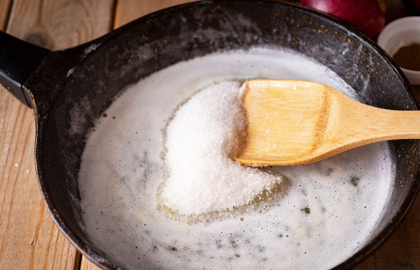 1. Этап. Тарт Татен: В сковороде на небольшом огне растопите 100 грамм сливочного масла, добавьте к нему 100 грамм сахара, помешивая, дождитесь, когда сахар растворится.