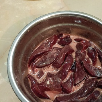 1. Этап. Накрахмаленная печень: Выложить в эту смесь печень и подержать в маринаде не меньше 40мин, а лучше 1-1,5ч.