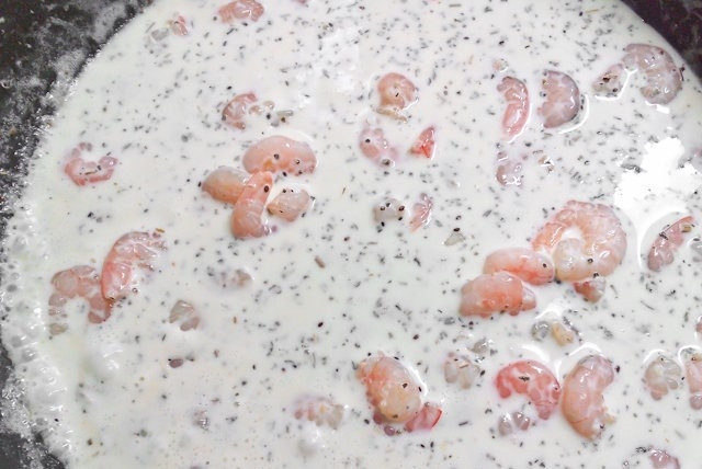 1. Этап. Фетучини с морепродуктами в сливочном соусе: 4. Через пять минут к креветкам положите травы, сливки. Посолите и поперчите. Перемешайте продукты. Продолжайте продукты тушить до тех пор, пока соус станет густым. Через несколько минут добавьте в продукты сыр.