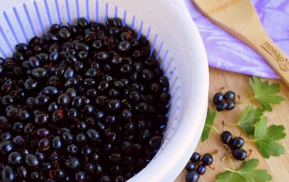 1. Этап. Варенье из смородины через мясорубку: Промойте ягоды под холодной водой, откиньте на дуршлаг.