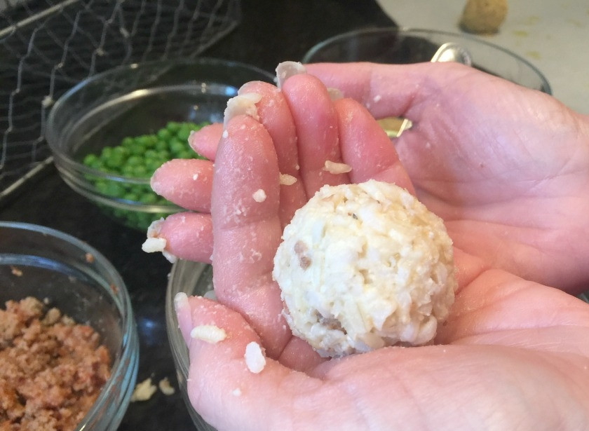 1. Этап. Рисовые колобки с мясом: 4. Обваляйте каждый шарик в куриных белках.
