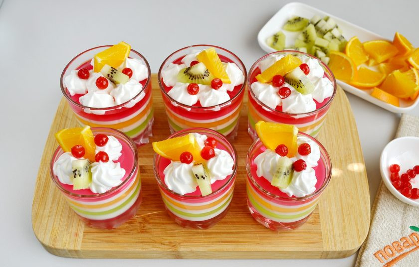 1. Этап. Слоеное желе в стаканчиках: 10. Украсьте фруктами-ягодами и подайте!