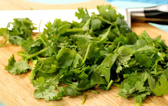 1. Этап. Салат под соусом: 7. Вымыть, обсушить и измельчить петрушку.