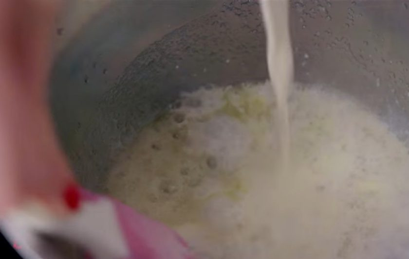 1. Этап. Домашний Баунти: 2. Далее растопите сливочное масло в сотейнике, добавьте к нему 3 ст. ложки сахара. Хорошо перемешайте, добавьте сливки и перемешайте до однородной массы.