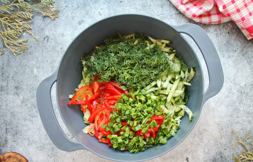 1. Этап. Салат с говяжьим языком и курицей: Зелень и зеленый лук мелко порежьте и выложите в салат.