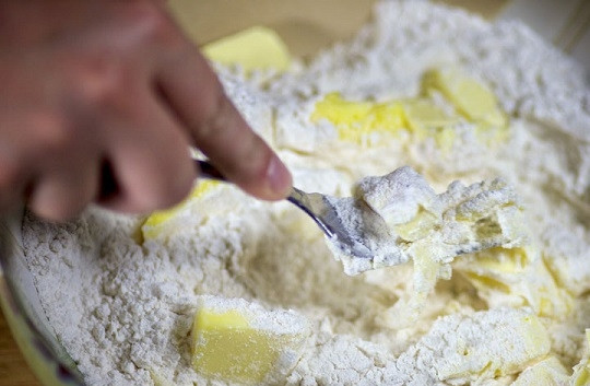 1. Этап. Яблоки, запеченные в тесте: 3. Вилкой или острым ножом превратите тесто в однородную крошку. Работать нужно быстро, чтобы масло не таяло.