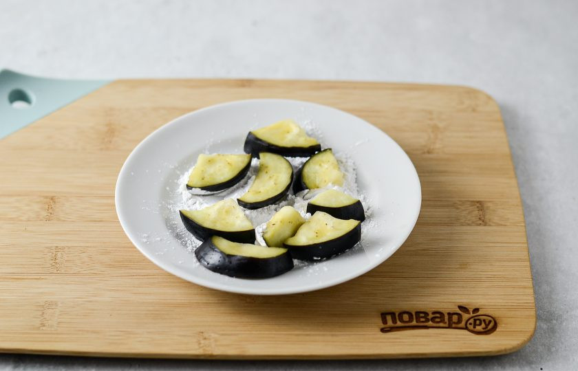 1. Этап. Салат с баклажанами и тофу: Ломтики баклажана промойте в холодной воде и отожмите от лишней жидкости. Обваляйте ломтики в крахмале.