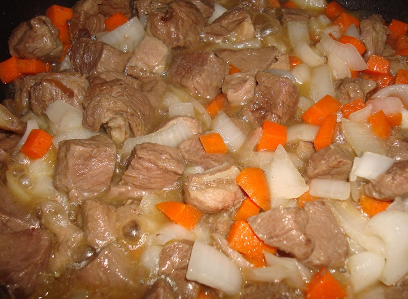 1. Этап. Баранина в горшочках с картошкой: 3. Лук и морковку сначала обжарим отдельно, а потом добавим к ним мясо кубиками, чуть обжарим, пока мясо не пустит сок.