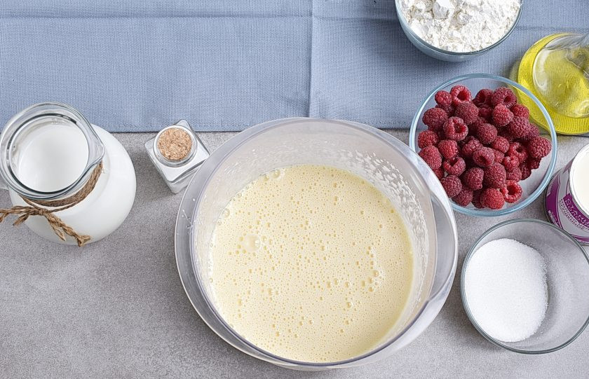 1. Этап. Торт с ягодами: Понемногу добавляйте растительное масло, продолжая взбивать.