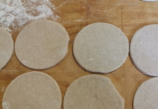 1. Этап. Ржаные вареники с картофелем и грибами: Замешиваем тесто. 2 вида муки смешиваем. В горячую подсоленную воду высыпаем муку и замешиваем тесто сначала ложкой, затем на столе руками. Тесто должно быть крутым и не липнуть к рукам. Затем тесто накрываем салфеткой и оставляем отдохнуть минут на 15. Тонко раскатываем тесто и вырезаем кружочки.