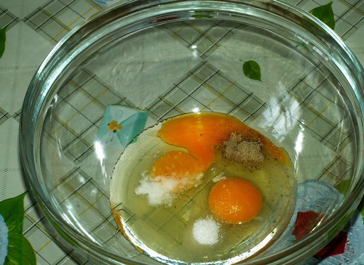 1. Этап. Морской язык в кляре: В другую миску разбиваем яйца, добавляем щепотку соли, соды, сахара и немного смеси перцев. Взбиваем до образования пены при помощи миксера.