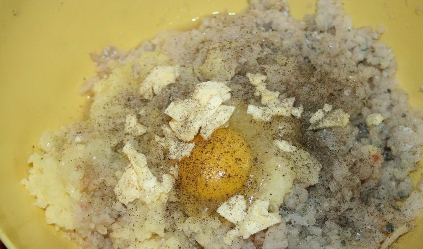 1. Этап. Котлеты из трески в духовке: Очистите мясо трески от костей. Пропустите через мясорубку. Тоже самое делаем с картофелем и луком. Смешиваем с рыбой, добавляем яйцо, специи.