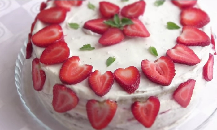 1. Этап. Торт с клубникой: 8. Накройте торт срезанной 