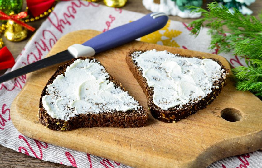 1. Этап. Бутерброды с красной рыбой и лимоном: Смажьте хлеб сливочным мягким сыром.