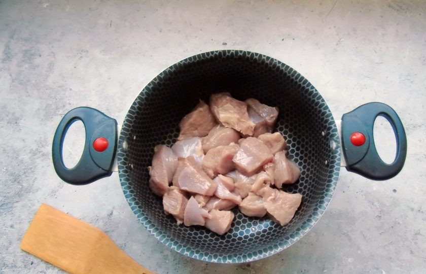 1. Этап. Индейка диетическая: Филе индейки помойте и нарежьте небольшими кусочками. Выложите в кастрюлю с толстым дном или антипригарным покрытием.