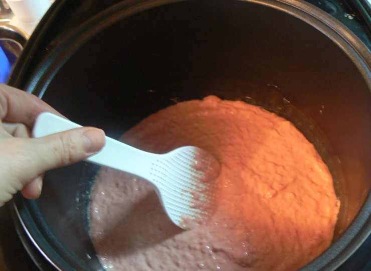 1. Этап. Cуфле из говядины для ребенка: Чашу мультиварки смазываем сливочным маслом и вливаем в нее полученную массу, разравниваем лопаткой. Накрываем крышкой и выставляем режим 