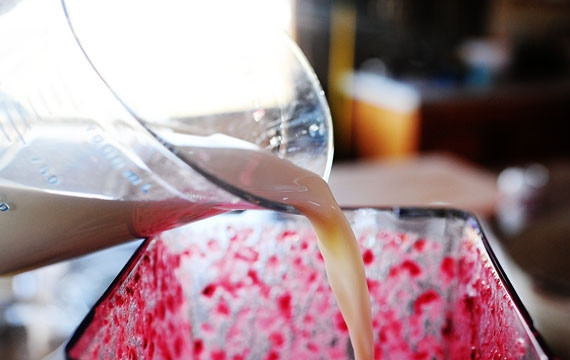 1. Этап. Вишневый щербет в мороженице: 6. И молоко со сливками. Еще раз взбейте.