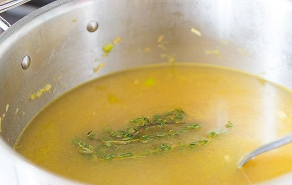 1. Этап. Нудл суп: 4. После этого влейте бульон и добавьте тимьян.