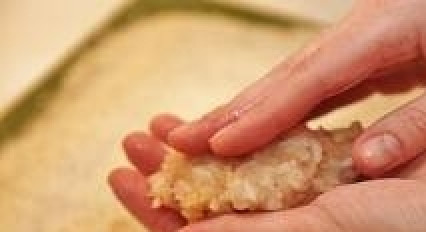 1. Этап. Котлеты из филе трески: 5. Из готового фарша формируем котлеты. Можете панировать их в муке или сухарях, однако имейте в виду, что панировка в процессе жарки впитываем много масла. Так что, если Вы хотите приготовить по-настоящему диетическое блюдо, без панировки лучше обойтись.