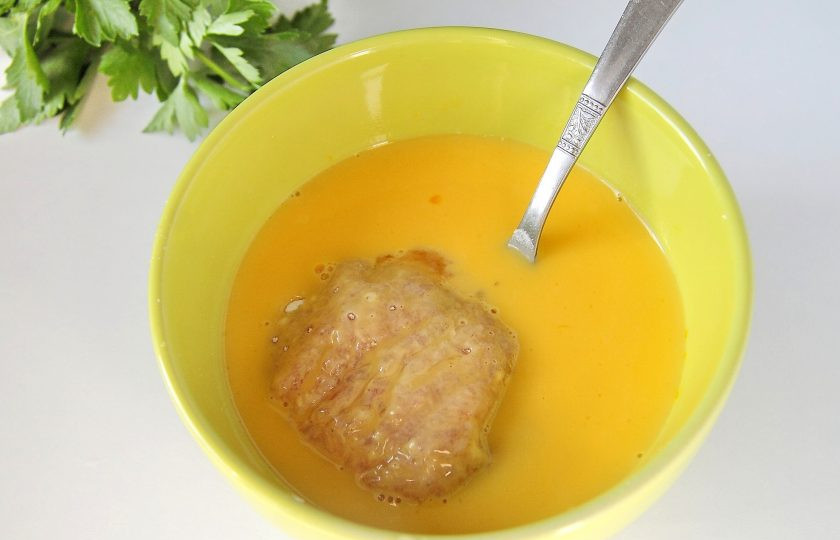 1. Этап. Котлеты по-мински: 7. Затем во взбитом яйце с оставшимся молоком и щепоткой соли.