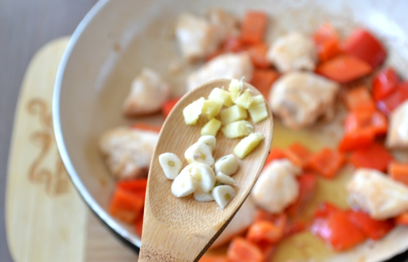 1. Этап. Курица в кисло-сладком соусе по-китайски: Добавьте мелко порубленные корень имбиря и чеснок.