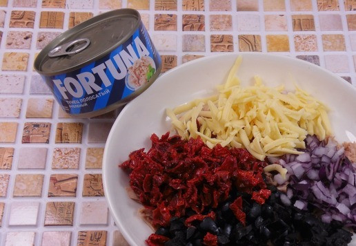 1. Этап. Пирог с тунцом и маслинами: Вяленые томаты, маслины и красный лук мелко порубить, сыр натереть на крупной терке. Подготовленные продукты выложить к тунцу и перемешать.