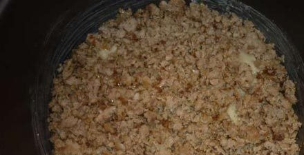 1. Этап. Картофельное пюре с фаршем в мультиварке: Картофель выложите в смазанную растительным маслом чашу мультиваки, хорошенько утрамбовывая. Фарш обжарьте на сковороде с рубленым репчатым луком до коричневатого оттенка. Выложите фарш вторым слоем поверх картофеля.