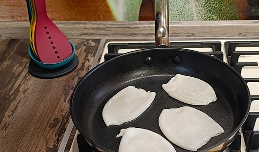 1. Этап. Секретный рецепт жареных кальмаров: Кальмары обжарить с двух сторон.